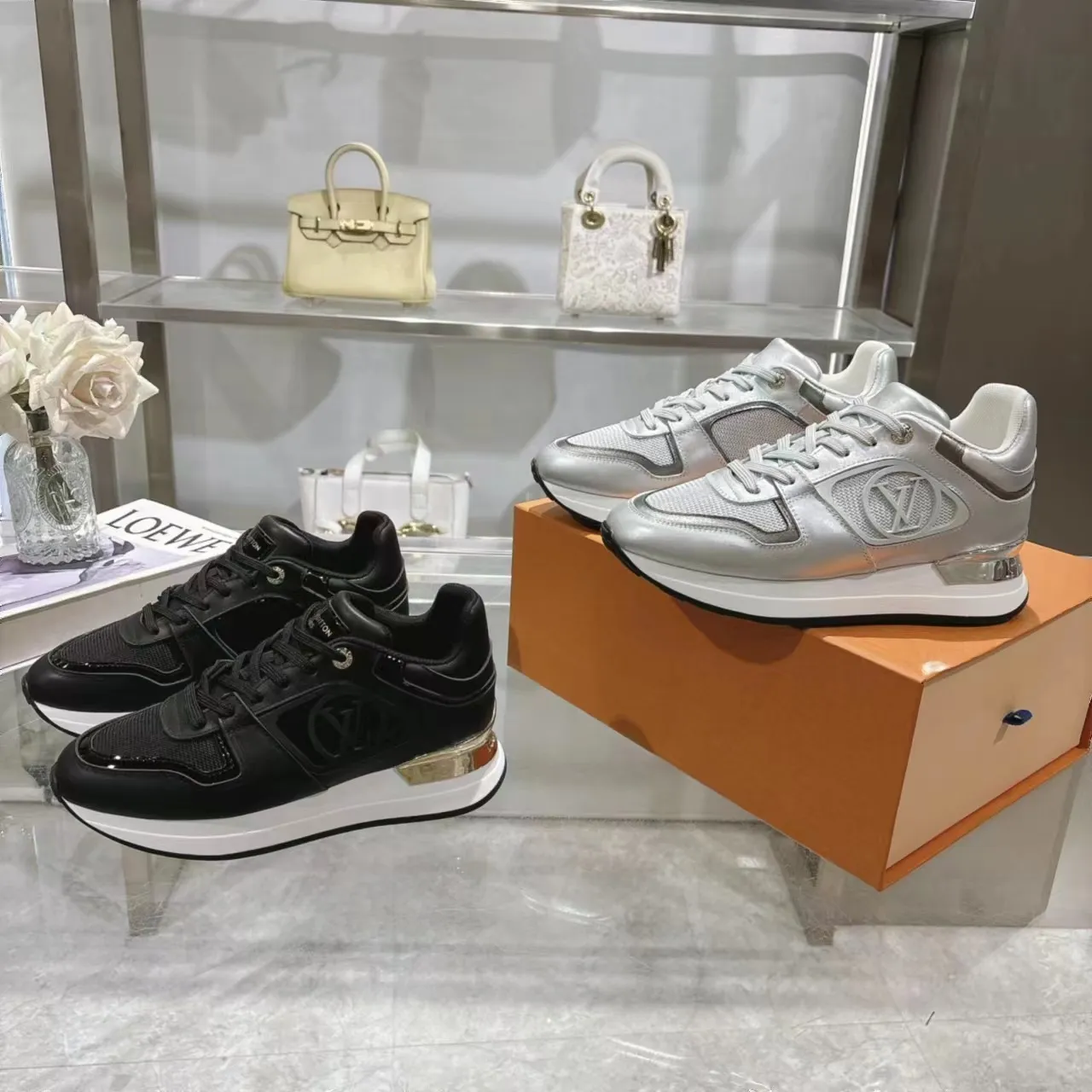 👟👟Ex-factory price 640👟👟 Men's size +10 Louis Vuitton's official website synchronizes the 2024 couple's models, this Neo Run Away sneakers are inspired by running shoes, integrating LV's iconic must-have shoes into the trend. This version is a 1:1 replica of the original version, reinterpreting Damier canvas with cow leather and mesh fabrics, highlighting its simple lines and unique wedge outsole. The main details include the LV initials on the side and the engraved gold heel stabilizer on the back plus a hidden insole. 2cm. Sizes 35-42, 39-46. Full package. High version. New and old customers are welcome to inquire.